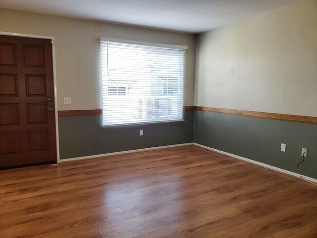 Building Photo - Great Townhome in a Quiet Community