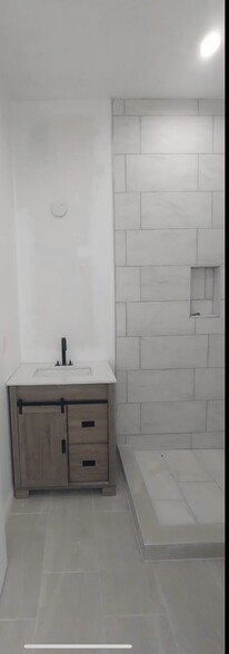 Building Photo - 1131 W 47th St