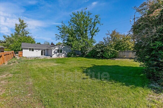 Building Photo - 2041 E Oakridge Ct
