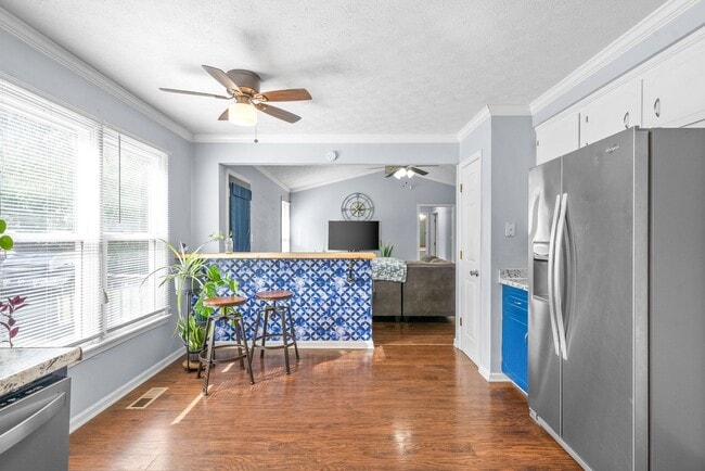 Building Photo - Move-In Ready - Pet Friendly!