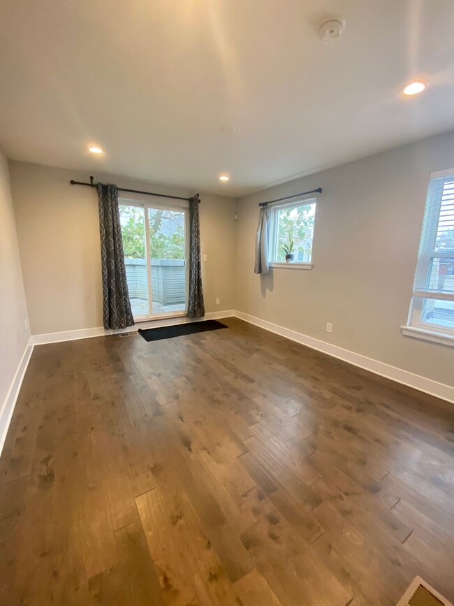 Building Photo - Newly Renovated 3-Bedroom Apartment in Bre...