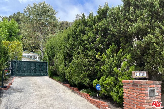 Building Photo - 2325 Banyan Dr