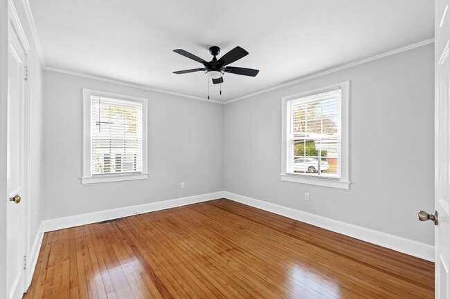 Building Photo - 2 Bedroom 1 Bath Within Walking Distance t...