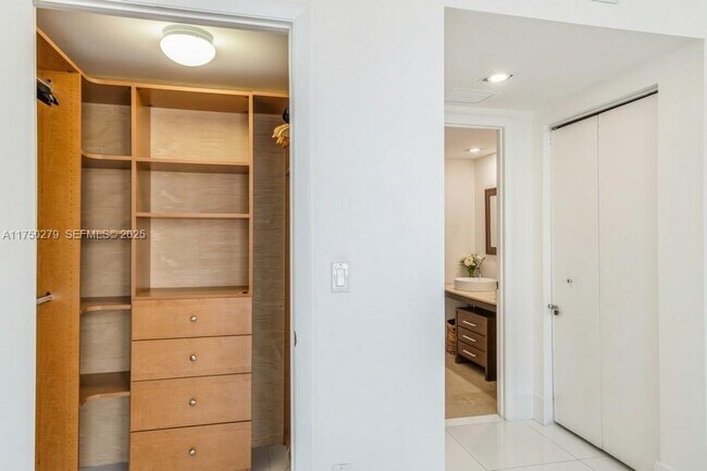 Building Photo - 485 Brickell Ave