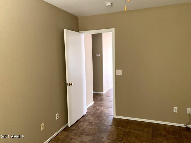 Building Photo - 6005 S 15th Dr