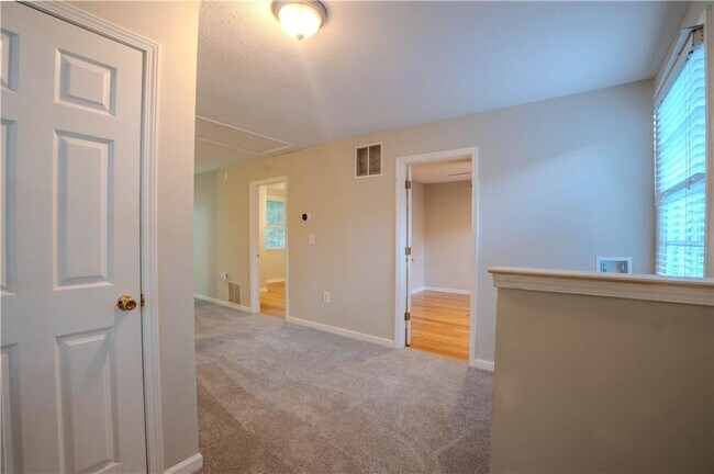 Building Photo - 1053 Vista Trail NE