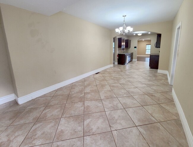 Building Photo - Large Military Park Home