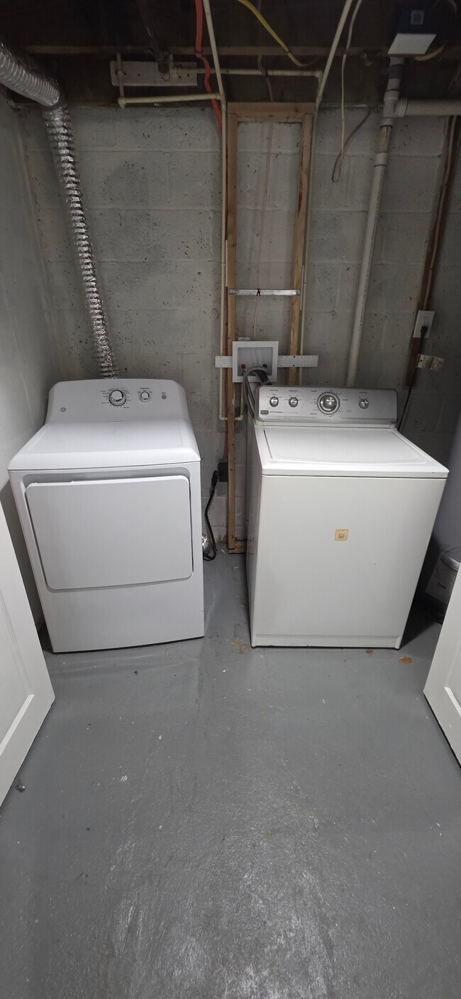 Building Photo - 8558 Willow Oak Rd