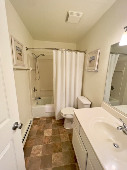 Building Photo - 1616 Green Valley Dr