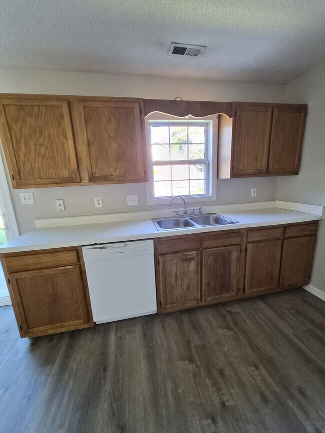 Building Photo - 3 bedroom 2 bath home in Foxtrace subdivision