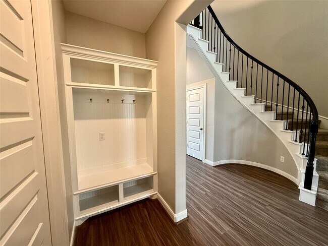 Building Photo - 3707 Parkcrest Ct