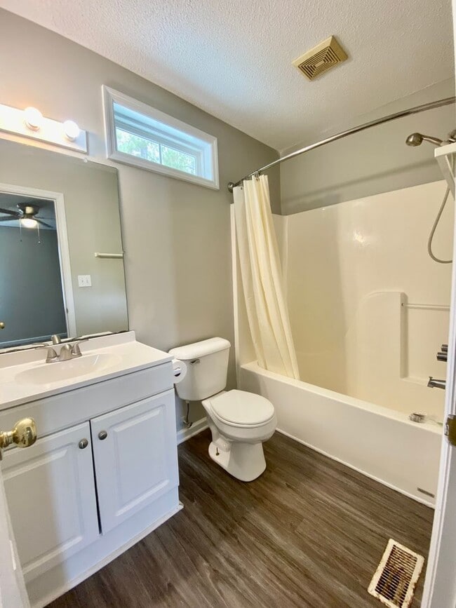 Building Photo - Adorable Town Home The Stables at Horse Cr...