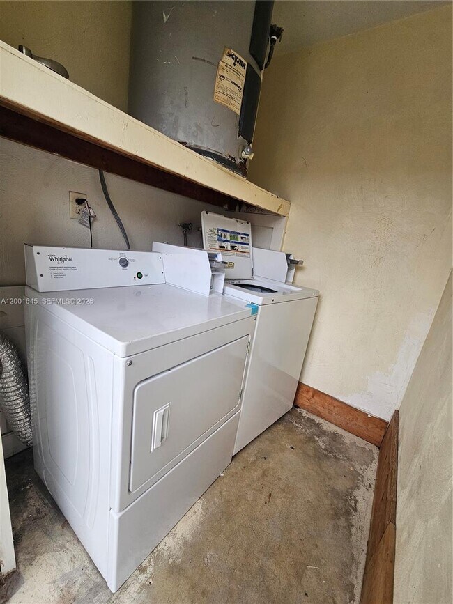 Building Photo - 700 NE 46th Ct