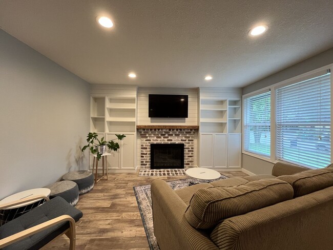Building Photo - Charming Home Near Nike Campus with Vaulted Ceilings & Updated Kitchen