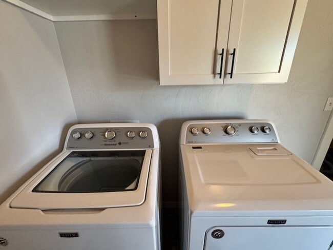 Building Photo - SINGLE LEVEL 3 BEDROOM/ UPGRADES W/ EASY M...
