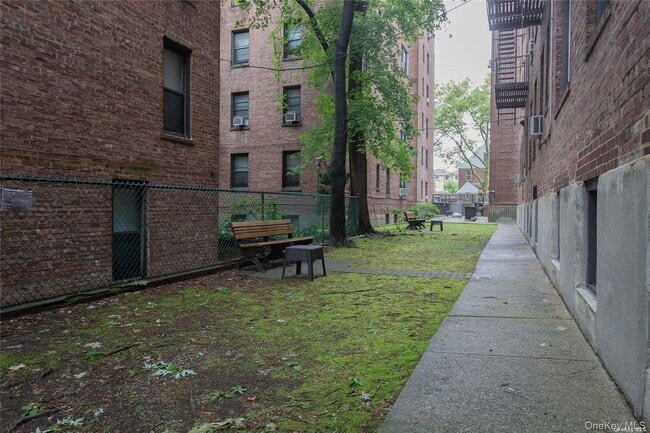 Building Photo - 167-10 Crocheron Ave