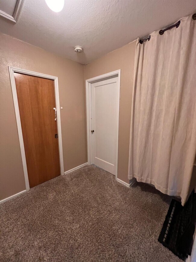 Building Photo - 3402 E Weldon Ave