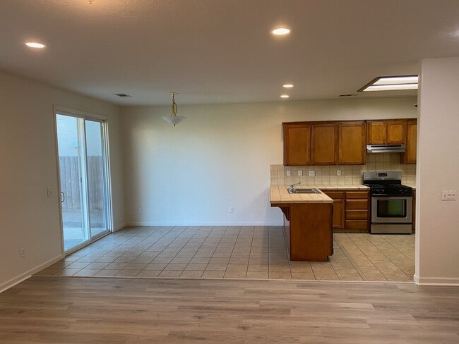 Building Photo - 2022 Muscat Ave