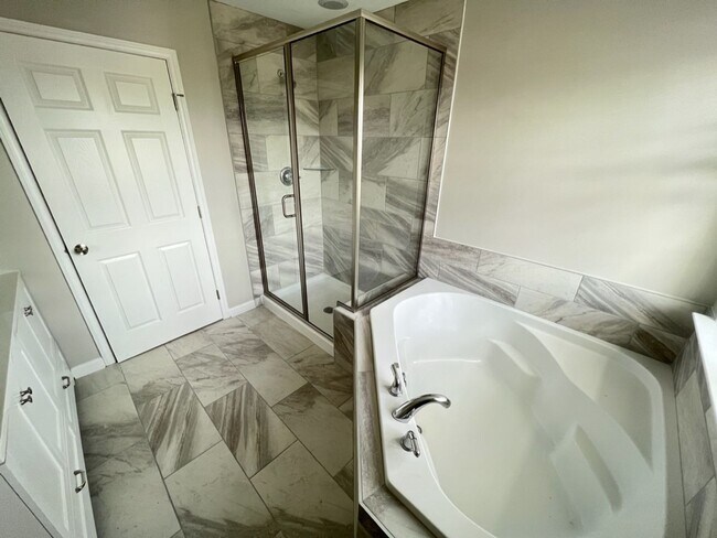 Building Photo - Beautiful Townhouse w/ 1st Floor Bedroom