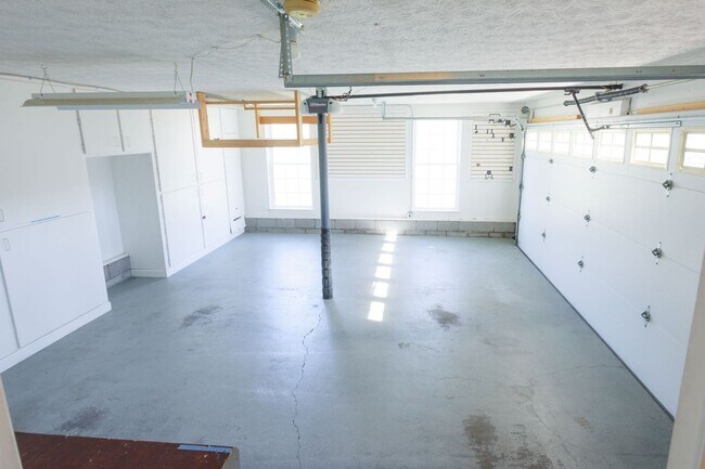 Building Photo - Charming 3-Bedroom/ 2.5 Bath Home in Royal...