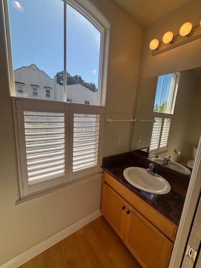 Building Photo - 2 bedroom 2.5 Bathroom Windsor Town Green Condo with carpet and A/C