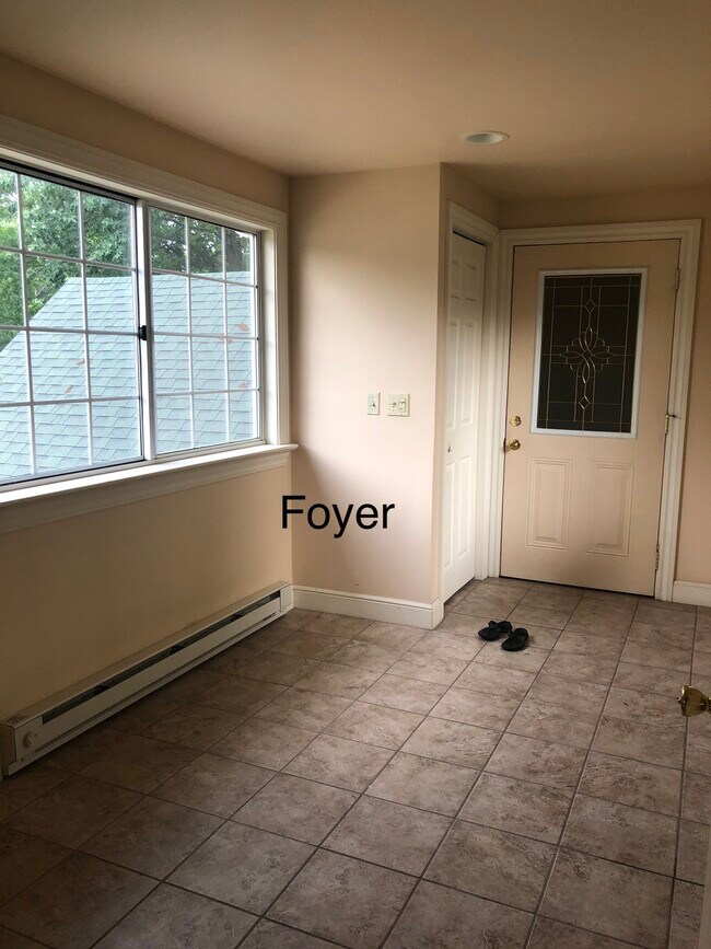 Building Photo - 2 bed / 2 bath UPSTAIRS of triplex
