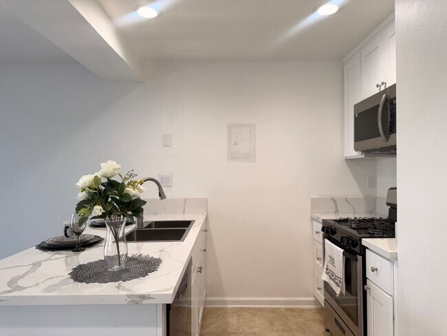 Building Photo - Cozy Colton Condo!!