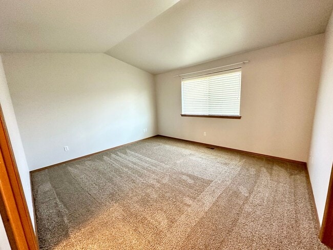 Building Photo - Spacious 4 Bedroom 2 Bathroom Home on Culd...