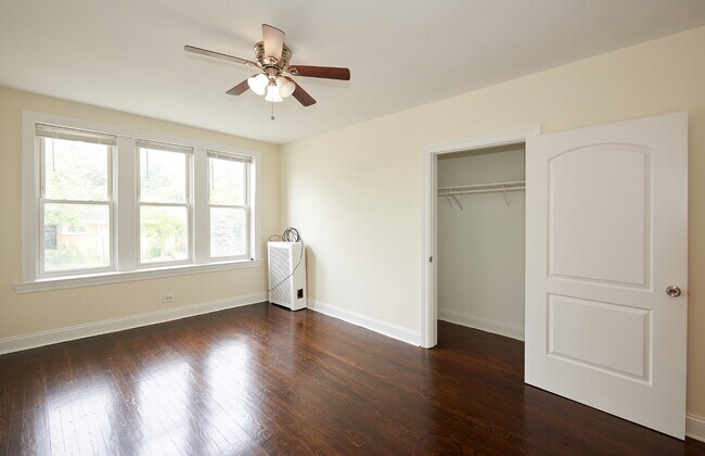 Building Photo - 3223 W Ardmore Ave