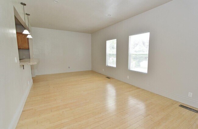 Building Photo - 616 9th Ave S