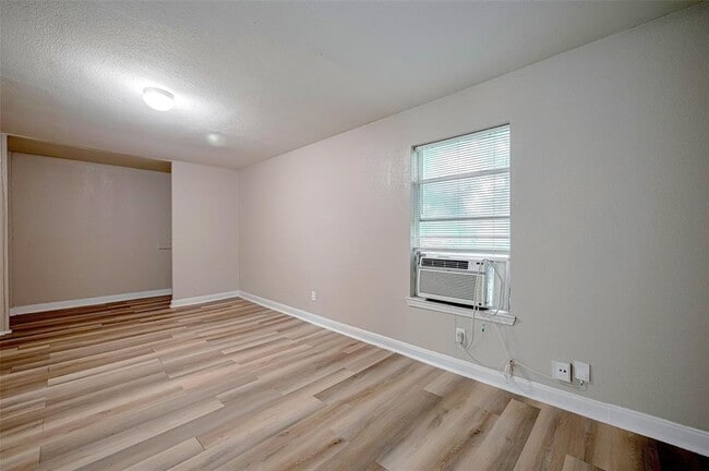 Building Photo - 5118 Plum Dr