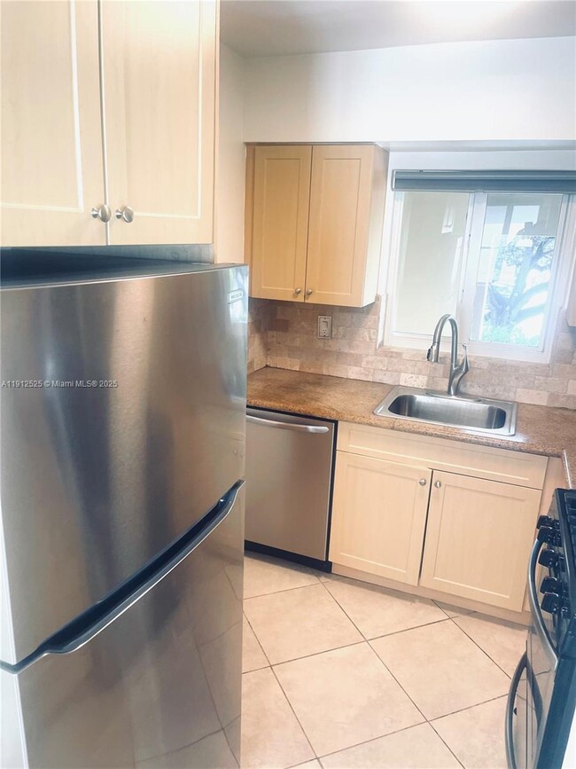 Building Photo - 125 Edgewater Dr