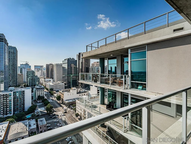 Building Photo - Beautiful Furnished Luxury Downtown Condo ...