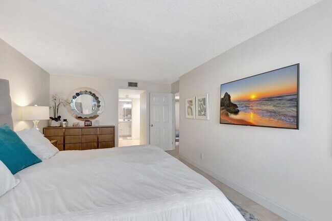Building Photo - 7370 Orangewood Ln
