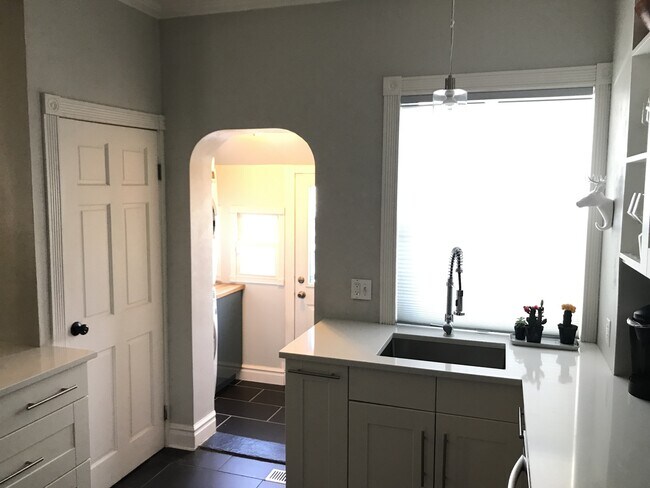 Building Photo - Bright and Cozy 2-Bedroom in Sunnyside wit...