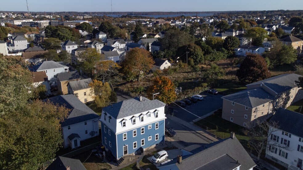 Building Photo - 400 Snell St