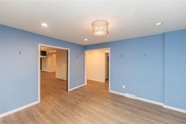 Building Photo - 2500 Deborah Dr