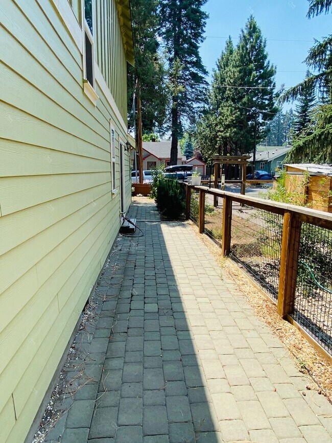 Building Photo - Desirable Modern & Charming Westside 2BR -...