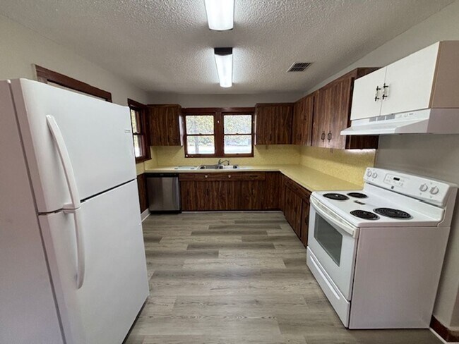 Building Photo - 8469 Cobb Rd