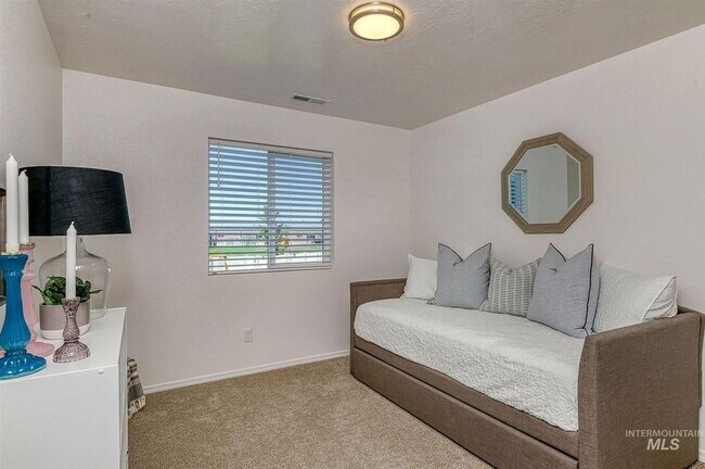 Building Photo - Large 5 Bedroom 3 Bath Home in Meridian _ Dog Friendly!