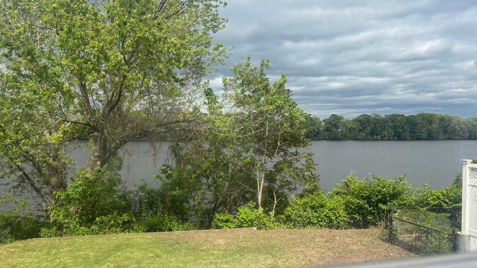 Building Photo - 50 Lakeview Dr