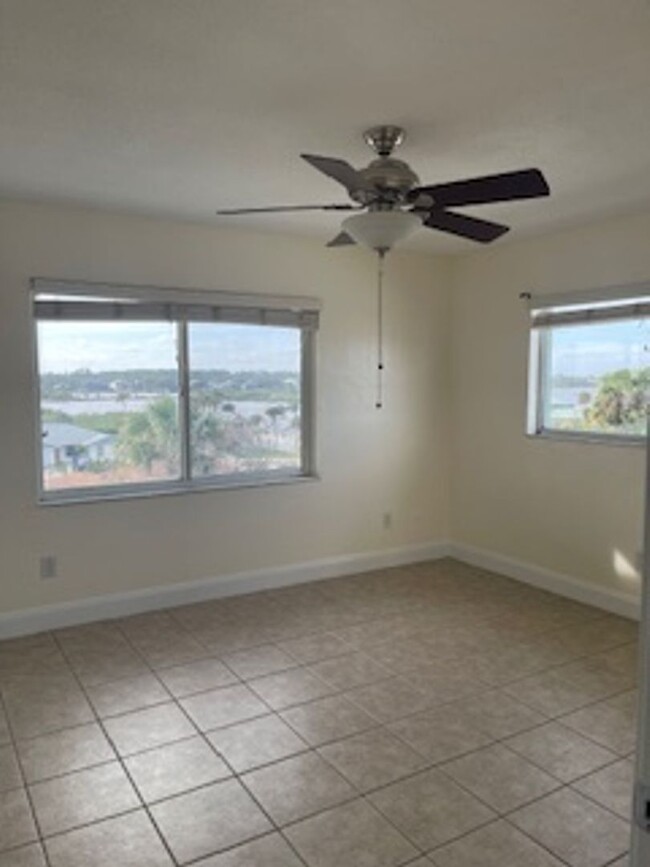 Building Photo - Breathtaking Views from this 3rd Floor Unit