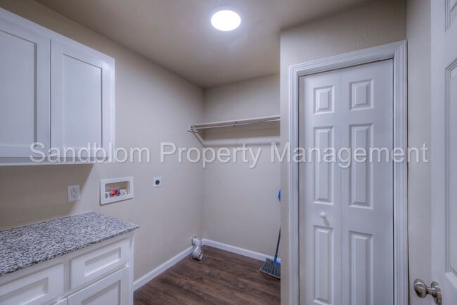 Building Photo - FOR LEASE | Sand Springs | $1445 Rent | Av...