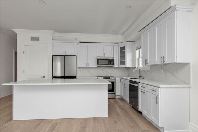 Building Photo - 22 Sagamore Hill Dr