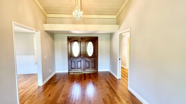 Building Photo - Lovely, Open Floor Plan, Single Story Located in the Desirable Live Oak Estates of Fallbrook!