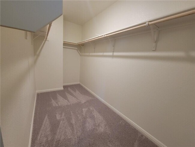 Building Photo - 421 Wren Ln