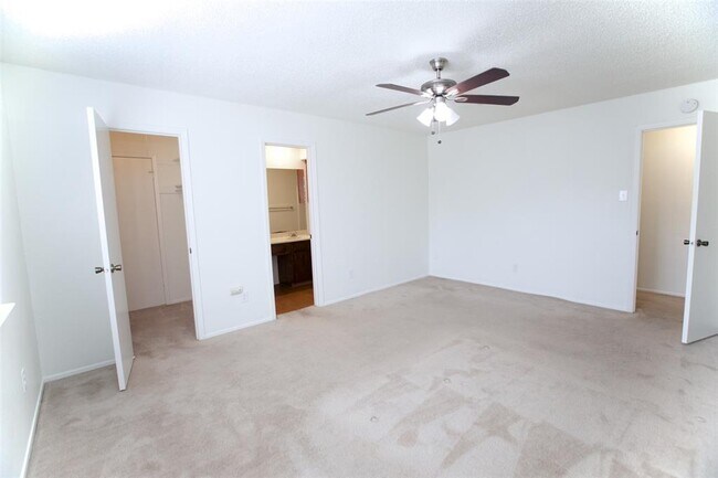 Building Photo - 9803 Meadowheath Dr