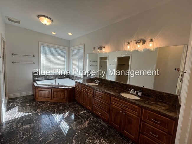 Building Photo - 8426 S Black Hawk Dr