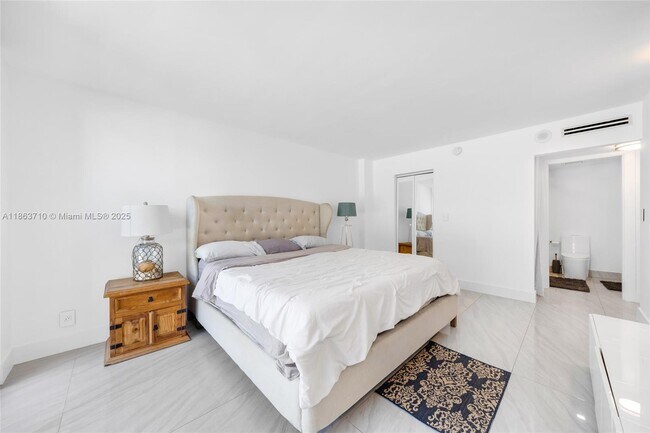 Building Photo - 2655 Collins Ave