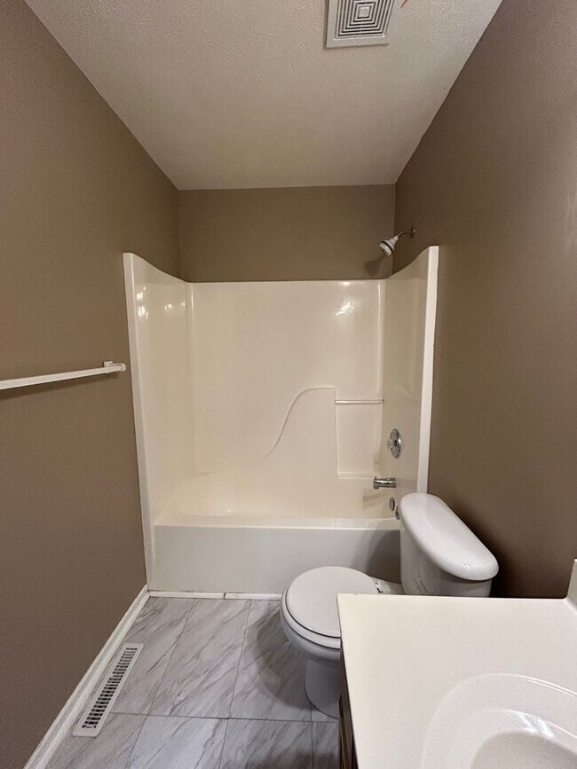 Building Photo - Spacious Split Level Living in Millard with a Backyard You’ll Love